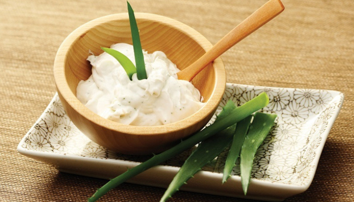 .Yogurt and Aloe Vera Mask (For Dandruff-Prone Hair):